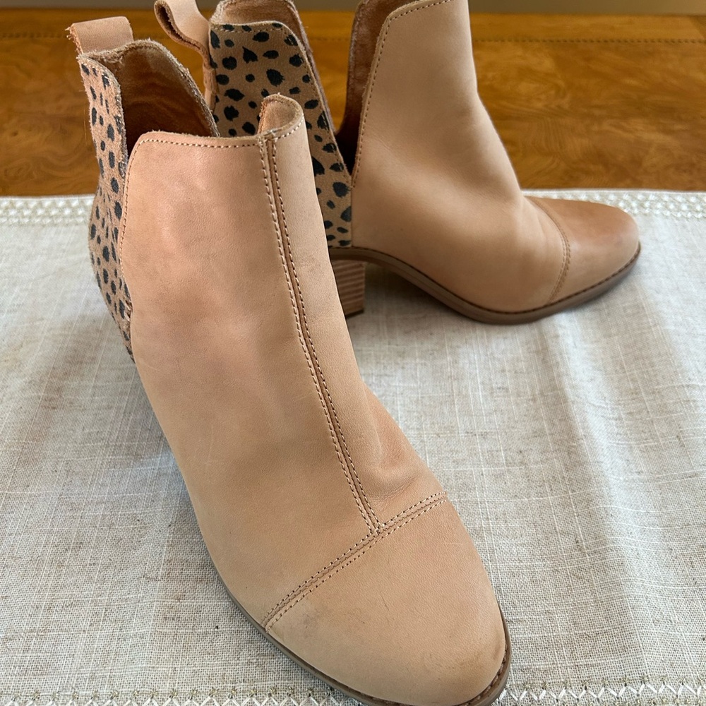 Toms Leonard print booties size~ 8